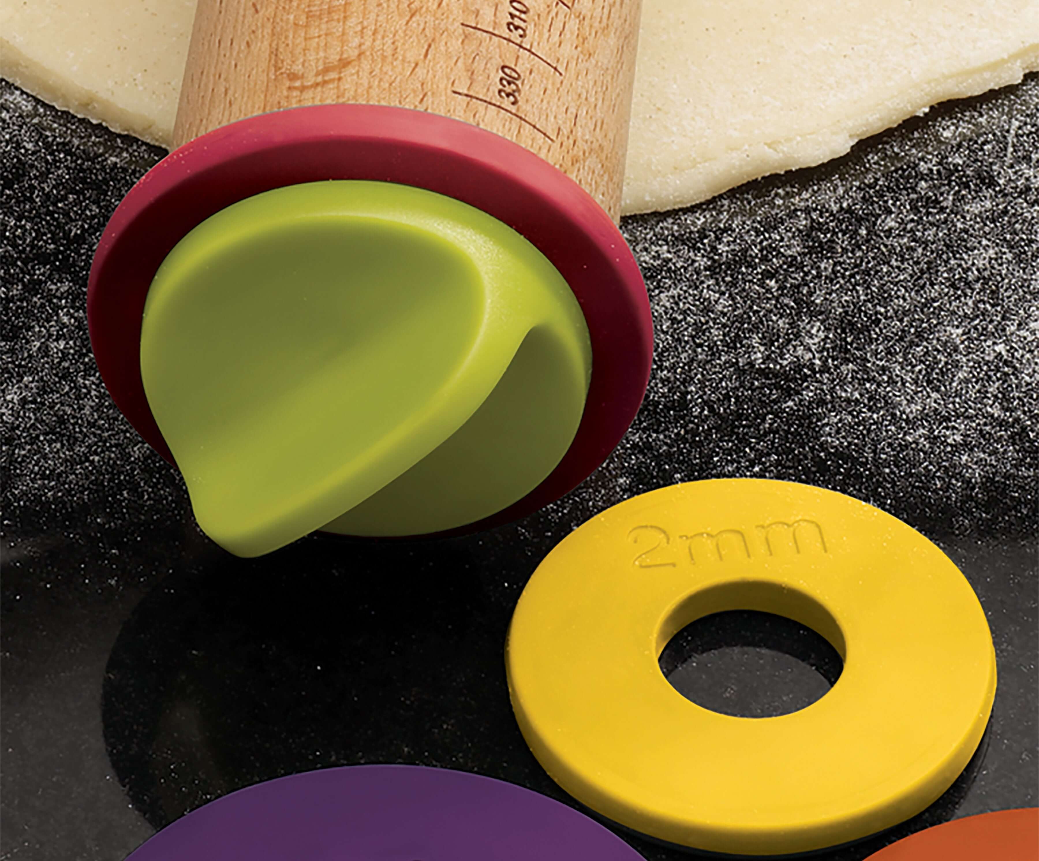 BEON.COM.AU  This innovative rolling pin takes the guesswork out of preparing dough and pastry with 4 sets of rolling pin rings that raise the rolling surface by different amounts, to create exactly the required pastry thickness.  4 sets of removable discs that raise the rolling surface by different amounts ... Joseph Joseph at BEON.COM.AU