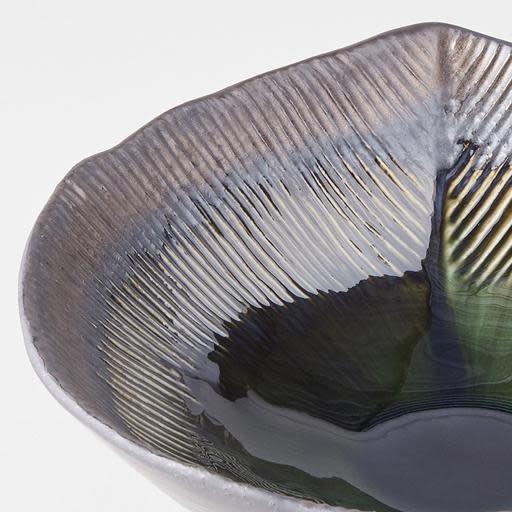 Save on Midori Ridge Off Centre Bowl Made in Japan at BEON. 24cm x 22cm diameter x 7cm height. Ridged off centre bowl in Midori Ridge design. These bowls make a great wedding or engagement gift. Use as a decorative piece or for a serving bowl Handmade in Japan