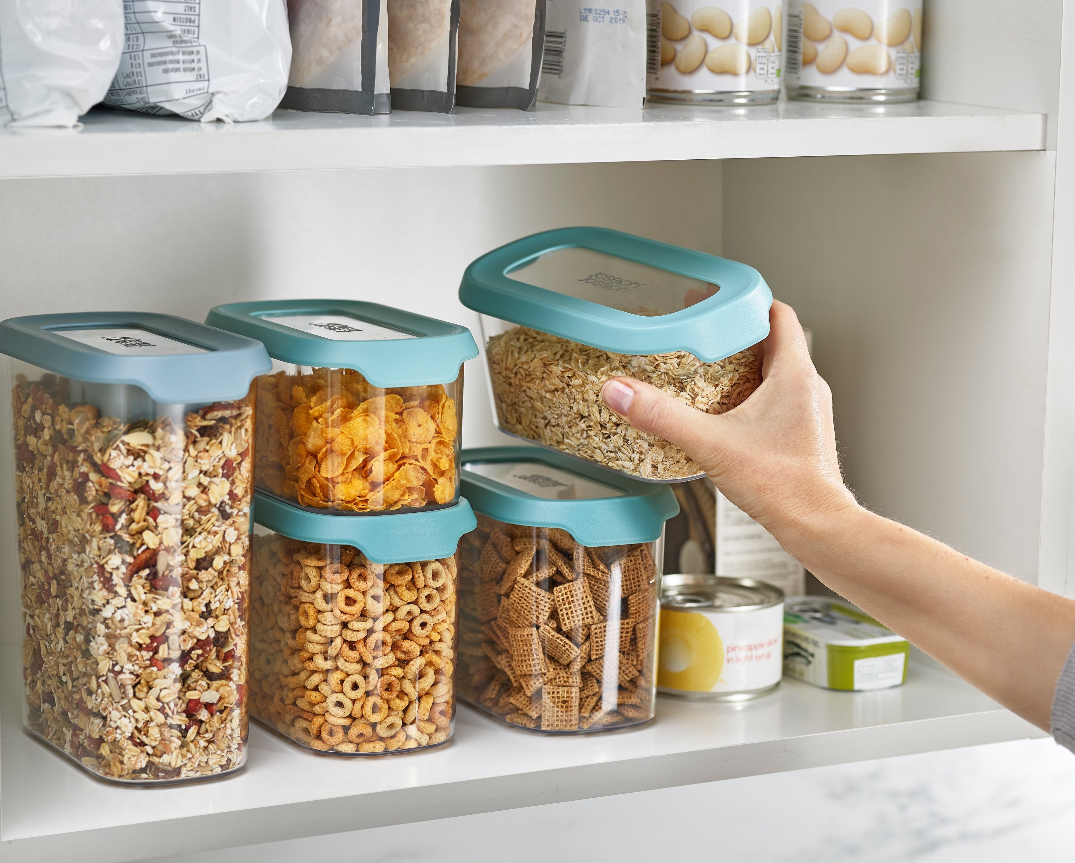 BEON.COM.AU  The stackable design of this food storage set helps make full use of space, either in your cupboard or out on a worktop.  Space-efficient, stackable design Set includes 5 plastic containers plus a handy scoop Scoop stores inside largest container Containers feature airtight lids with easy-pull t... Joseph Joseph at BEON.COM.AU