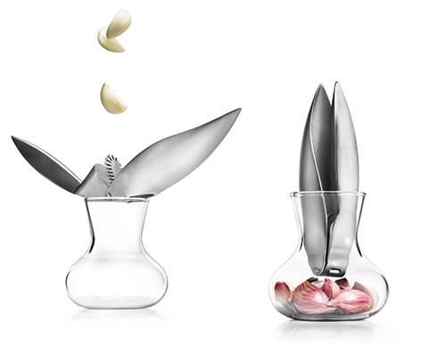 Buy online & save Garlic Press with Glass Storage |Eva Solo |BEON.COM.AU Stainless steel garlic press with perfectly fitted, hand-blown glass storage container. When stored, the press and container mimic the shape of a garlic head. Features: Garlic press with glass storage container Easy to use Dishwasher-safe Dimensions: 22.4cm L x 10.4cm diameterMaterial: Stainless ... Eva Solo at BEON.COM.AU