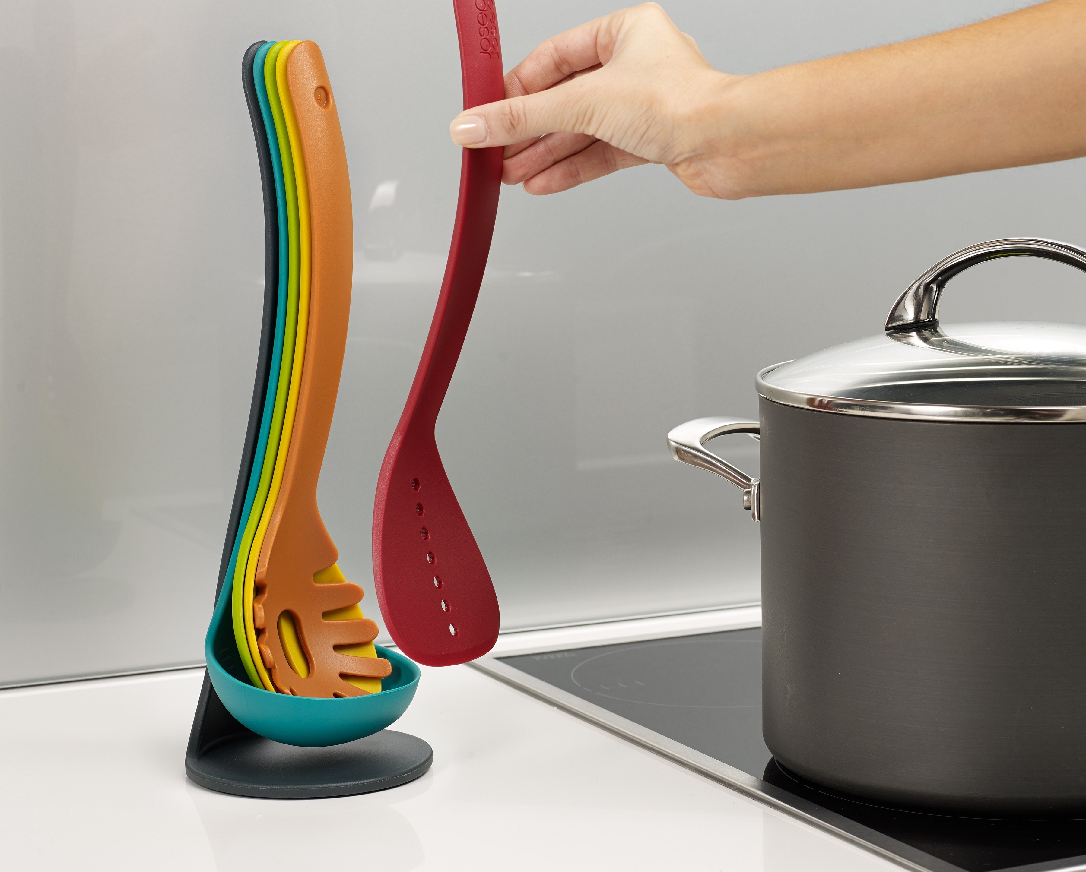 BEON.COM.AU  Perfect for keeping next to the cooker, this space-saving set is cleverly designed so the utensils stack neatly together and are held securely in place with their magnetic handles.  Set includes: slotted spatula, spaghetti server, slotted spoon, solid spoon and ladle Magnetic handles hold tools ... Joseph Joseph at BEON.COM.AU