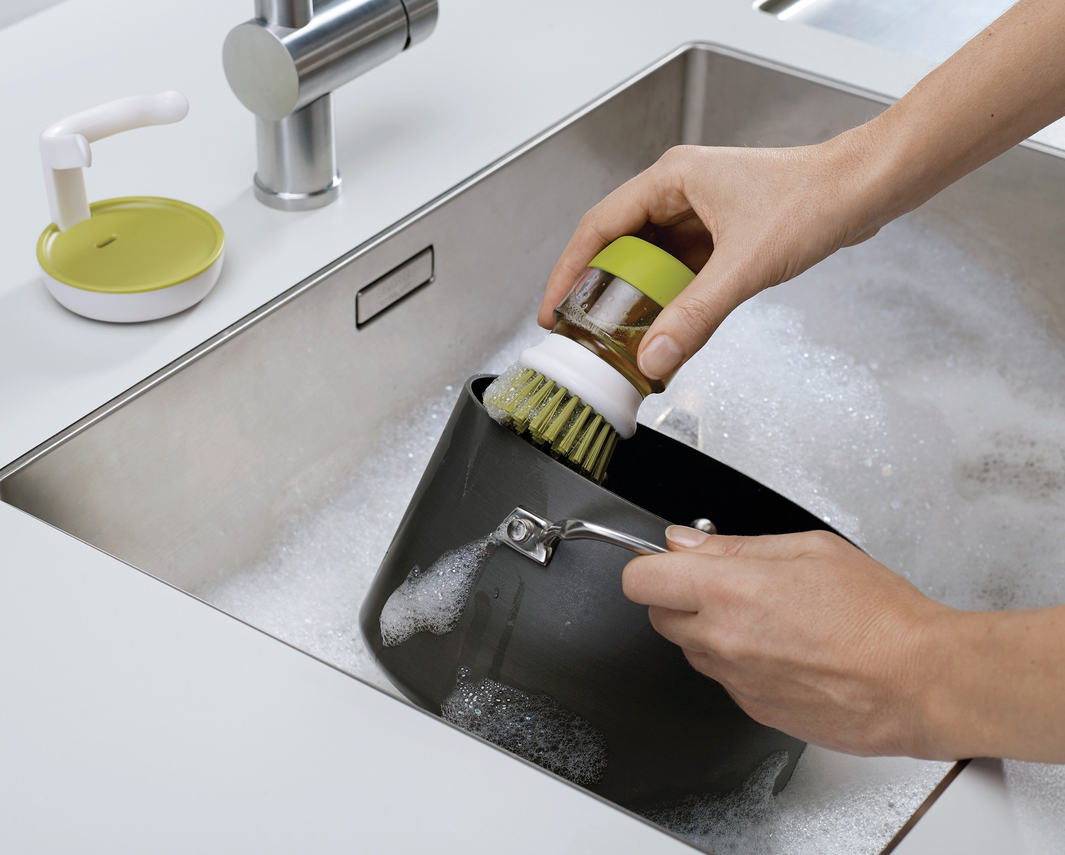 BEON.COM.AU  This sturdy hand-held washing-up brush features an easy-fill reservoir that dispenses the required amount of soap with a simple push of the top button.  Compact scrubbing brush with non-scratch bristles ideal for pots, pans and dishes Integrated, easy-to-fill reservoir for washing up liquid Simp... Joseph Joseph at BEON.COM.AU