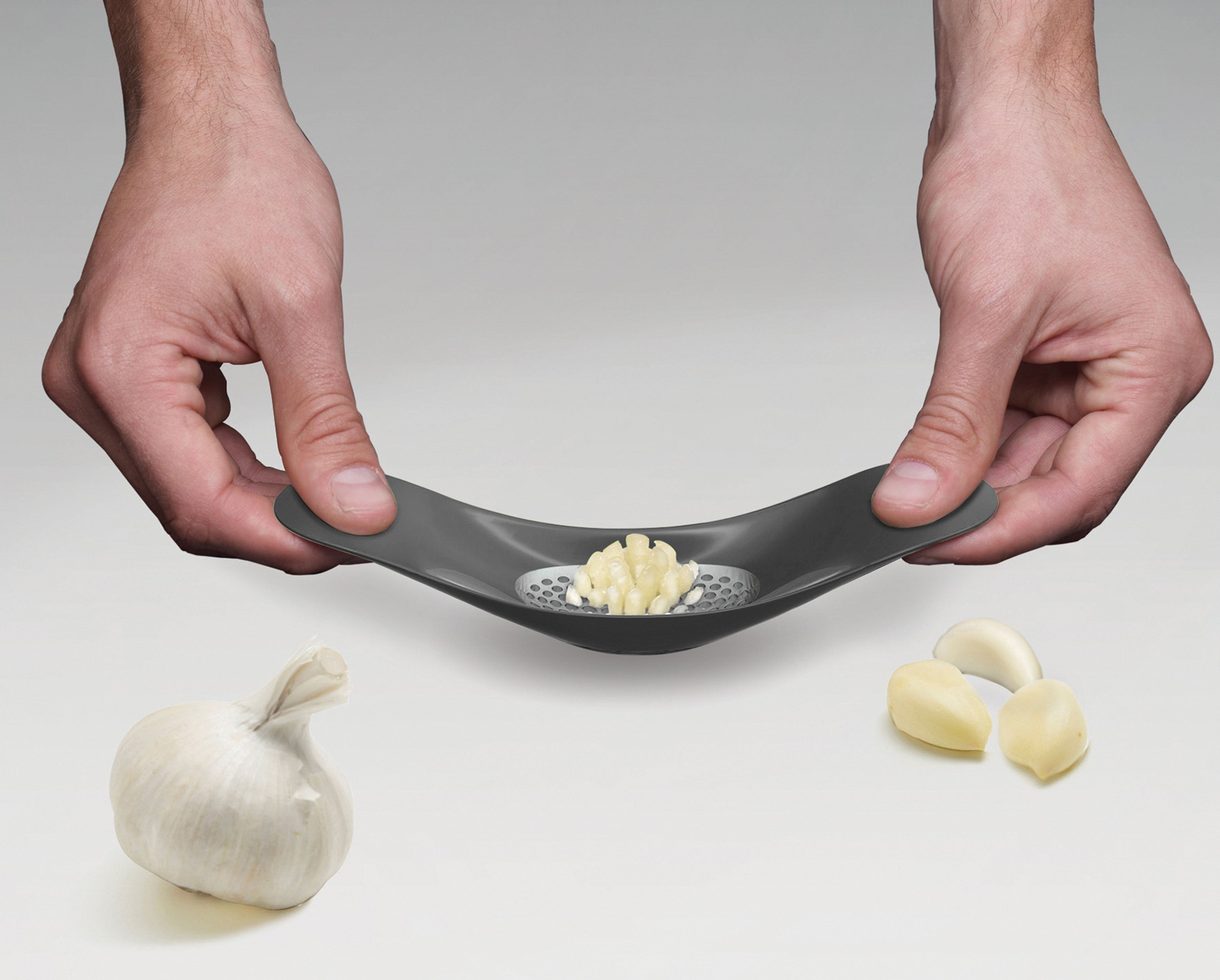 BEON.COM.AU  By using downward pressure and a ‘rocking’ motion, this stylish tool crushes garlic cloves quickly and easily without leaving any garlic odour on your hands.  Crush garlic by pushing and rocking back and forth over cloves Crushed garlic collected in bowl shaped design Can easily be scooped into ... Joseph Joseph at BEON.COM.AU