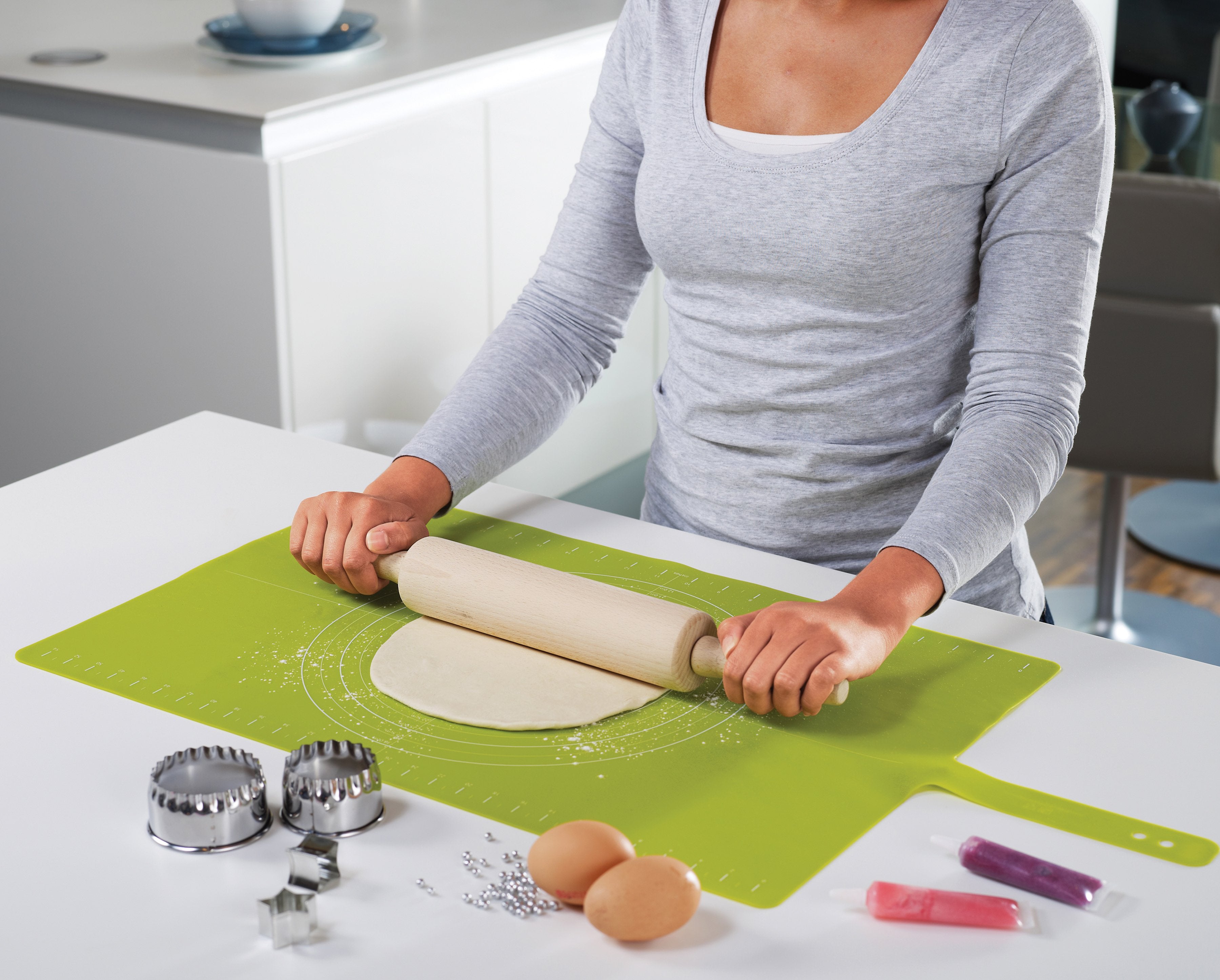 BEON.COM.AU  This large, silicone pastry mat provides a hygienic, non-slip surface for preparing all kinds of pastry and icing.  Hygienic, non-slip silicone surface for rolling pastry or icing Integrated strap keeps mat rolled for convenient storage Large rolling area Printed rolling size guide for preparing... Joseph Joseph at BEON.COM.AU