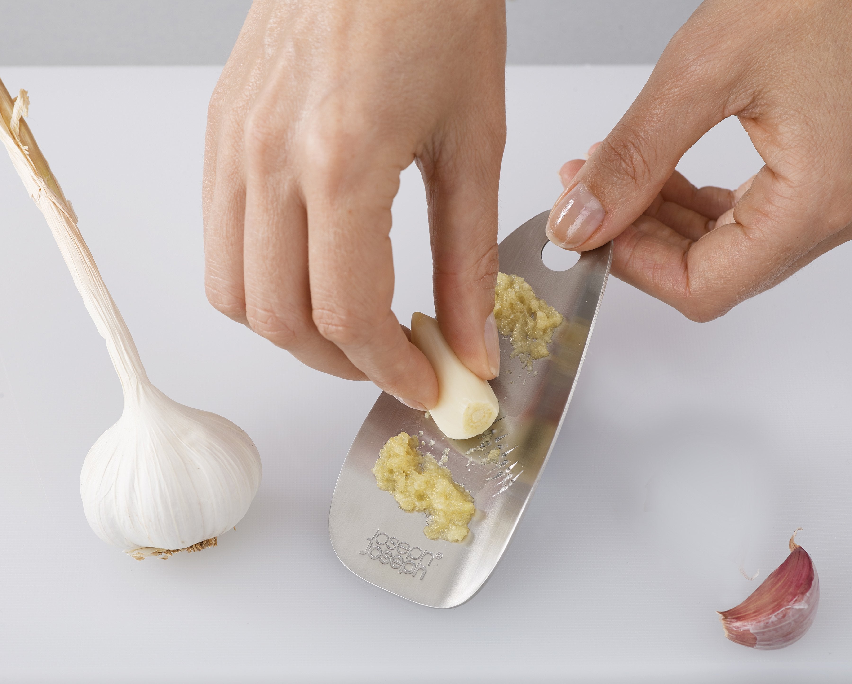 BEON.COM.AU  Make homemade garlic or ginger paste quickly and easily with this neat kitchen tool.  Sharp, double-action cutting teeth for fast results Smooth surface makes removing pulp easy Also ideal for grating nutmeg and other spices Stainless-steel helps remove garlic odour from fingers when washed by h... Joseph Joseph at BEON.COM.AU