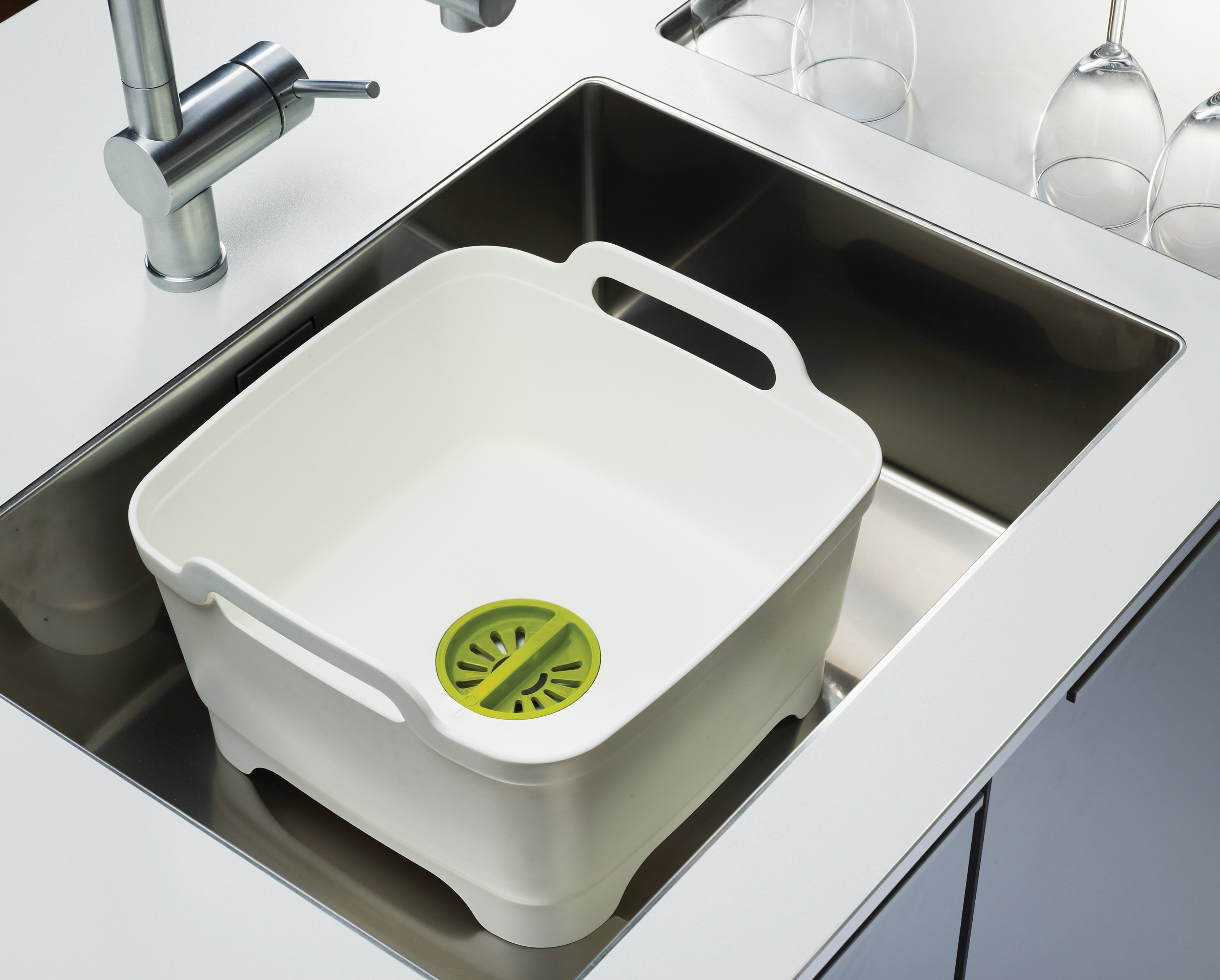 BEON.COM.AU  This smart washing up bowl comes with its own strainer plug, meaning you won’t have to lift to drain and can stop food blockages in your kitchen sink.  Removable plug feature allows you to drain or strain water, eliminating the need to lift or empty a heavy bowl Straining plug catches large food... Joseph Joseph at BEON.COM.AU